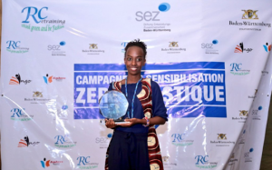 Kelly NAHIGOMBEYE, recevant le prix du concours « demoiselle zéro plastique », édition 2019